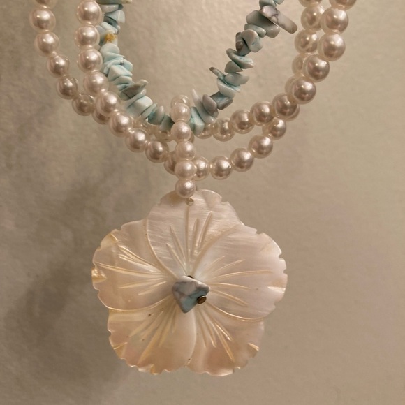 Shell and fake pearl necklace - Picture 2 of 3